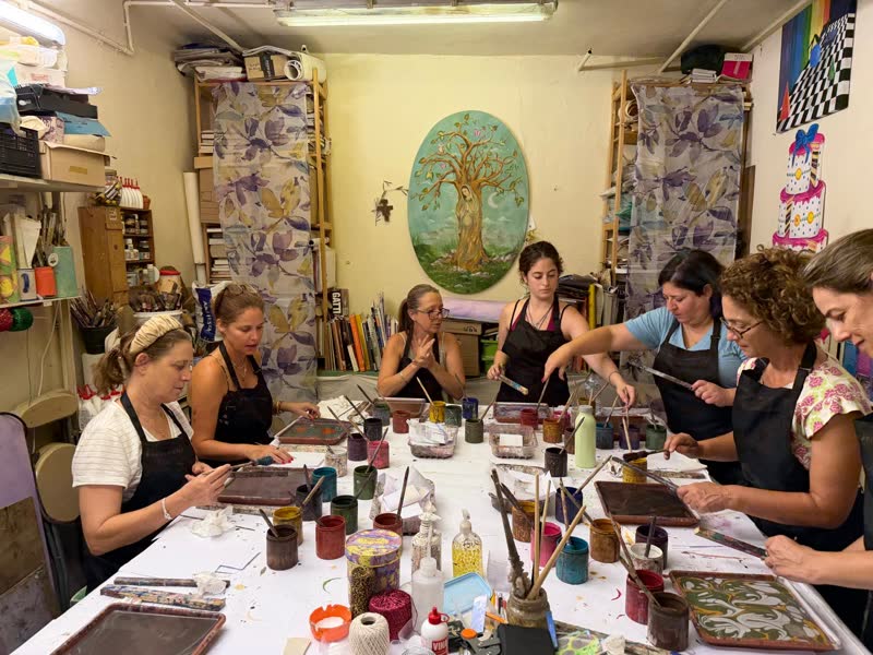 A paper-marbling workshop in Florence, everyone around the table with paints and brushes